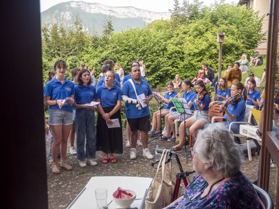 Orchestre spectacle fin annee EHPAD 20230620 (12)